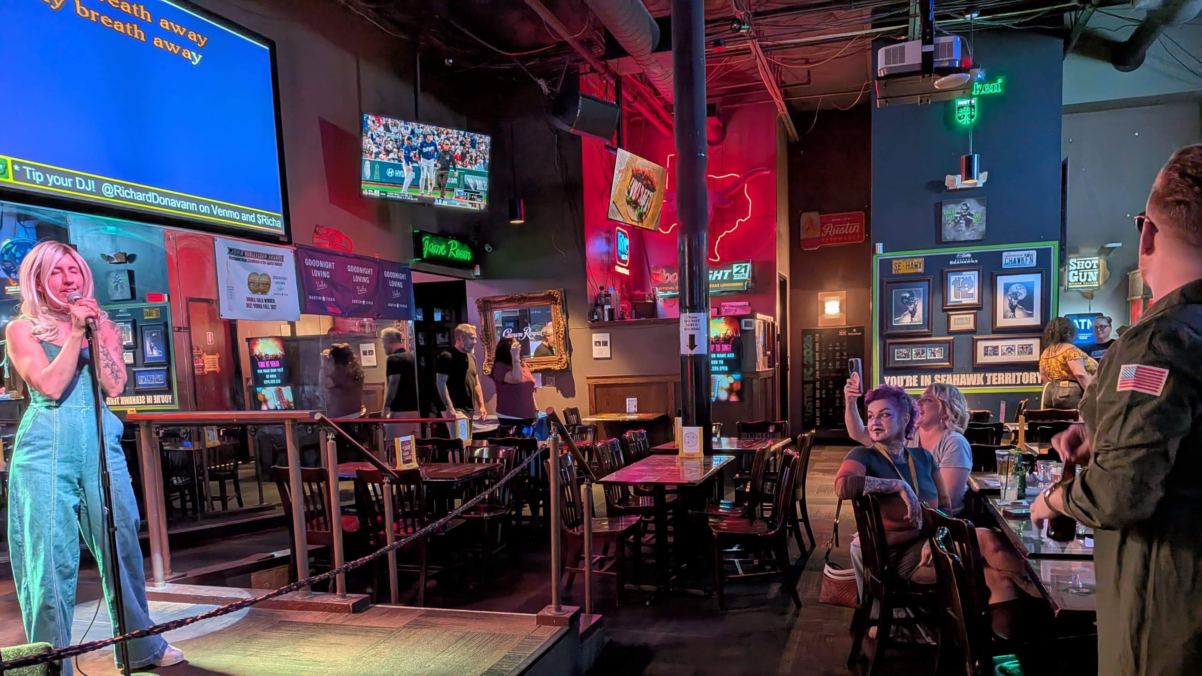 🎤👩🏽‍🎤👨🏻‍🎤👩🏼‍🎤 [N Austin] main stage karaoke @ The Common Interest
